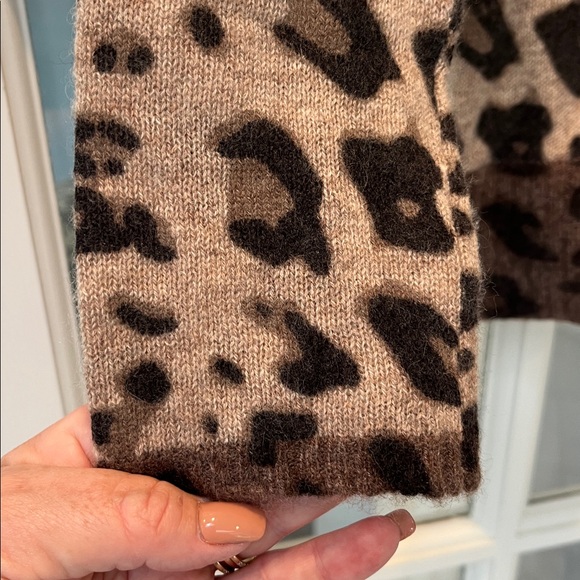 Magaschoni 100% Cashmere Leopard Print Sweater Sz M - Picture 2 of 3